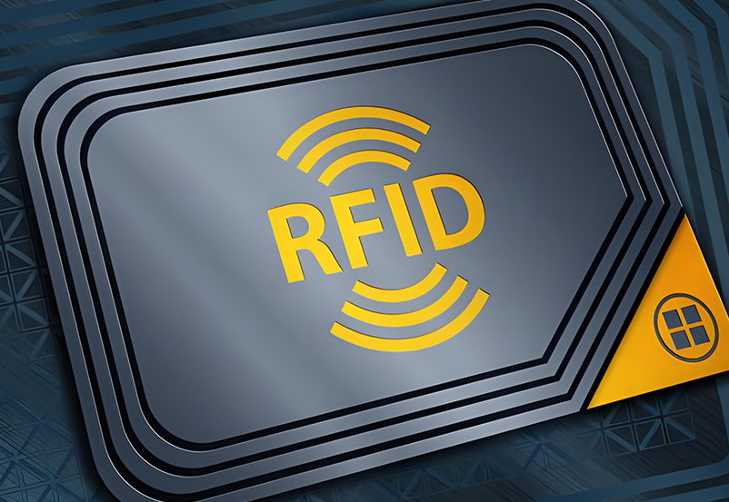&nbsp;
解决方案
02.RFID应用解决方案
核心组件包括智能硬件层、数据处理层和应用服务层，各层级通过标准化接口实现无缝对接。以 &ldquo;硬件 + 软件 + 流程重构&rdquo; 为核心架构，适配物流、零售、制造、医疗等多场景。​
硬件方面精选高频（HF）、超高频（UHF）等标签，搭配手持读写器、固定式通道门等设备，抗金属、防水等特种标签可应对复杂环境。软件系统包含数据管理平台与应用层模块，能无缝对接 ERP、WMS 等系统，实现标签数据实时解析与业务联动。
&nbsp;