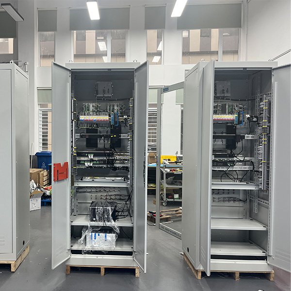 光伏控制柜
光伏配电柜是光伏发电系统中的关键设备，主要用于电能的分配、线路监控及电气元件集成，其核心功能包括直流汇流、逆变器接入、防雷保护及系统状态监测等。‌根据应用场景可分为直流配电柜与交流配电柜两类，材质多为不锈钢或镀锌板箱体。