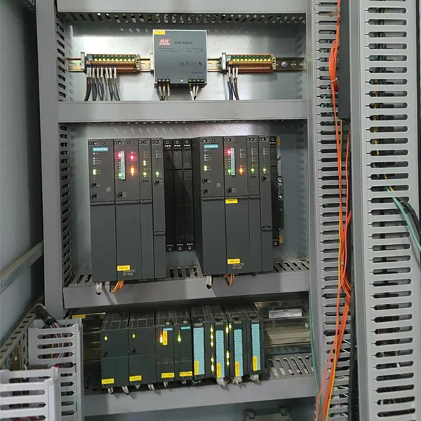 PLC控制柜
 PLC控制柜可完成设备自动化和过程自动化控制，实现网络功能，性能稳定、可扩展、抗干扰强等特点。可以根据用户需求量身设计PLC控制柜，满足用户要求，并可搭配人机界面触摸屏，达到轻松操作的目的。广泛应用在电力、冶金、化工、造纸、环保污水处理等行业中。