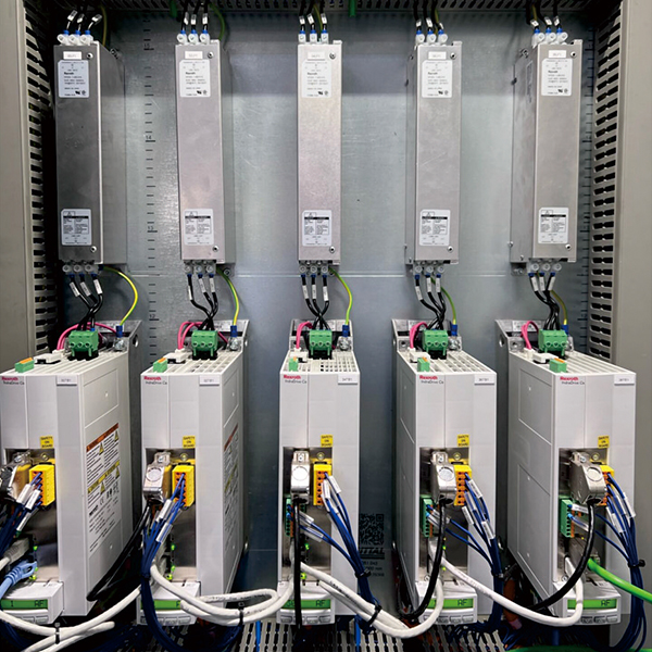 伺服控制柜
伺服控制柜是按电气接线要求将开关设备、测量仪表、保护电器和辅助设备组装在封闭或半封闭金属柜中或屏幅上，其布置应满足电力系统正常运行的要求，便于检修，不危及人身及周围设备的正常。正常运行时可借助手动或自动开关接通或分断电路。