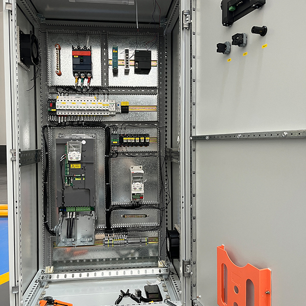 变频控制柜
变频控制柜主要用于调节设备的工作频率，减少能源损耗，平稳启动设备，减少设备直接启动时产生的大电流对电机的损害。同时自带模拟量输入，PID控制，泵切换控制，通信功能等等。可广泛适用于工农业生产及各类建筑的给排水、消防、喷淋管网增压以及暖通空调冷热水循环等多种场合的自动控制。