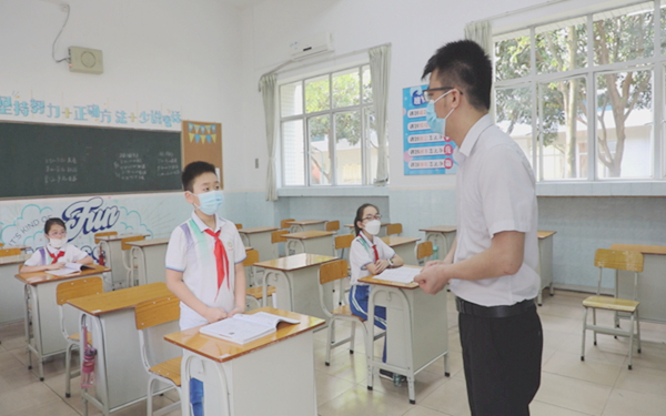 1数学课上学生身体异常.jpg