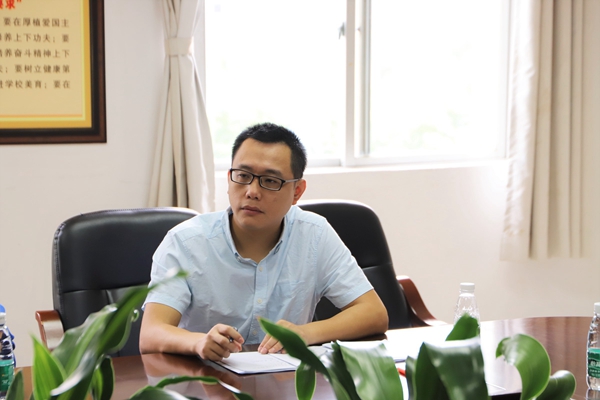 弘毅书院主任吴宇亮主持会议.JPG