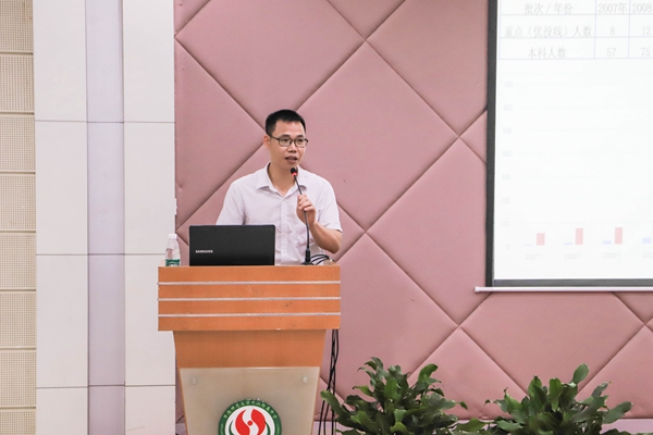图五：初二年级副主任曾声全作题发言.jpg
