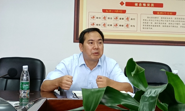 中学校区副校长彭嗣浪作总结.jpg