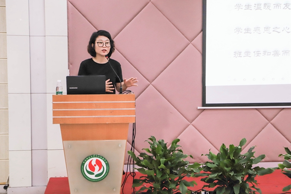 图七：校长助理肖维娜代表外语部作主题发言.jpg