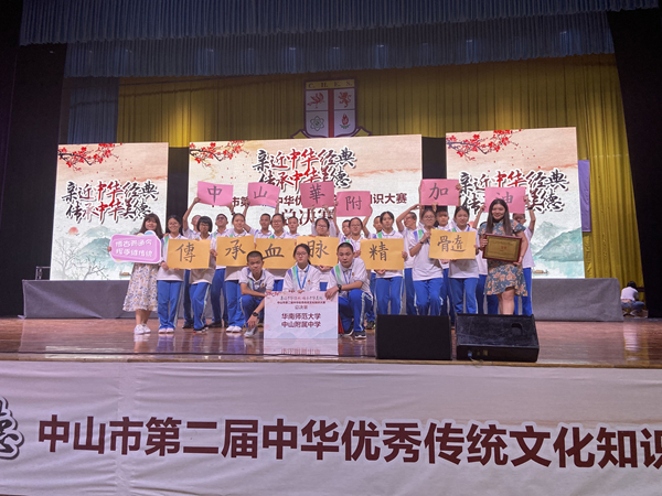 参赛选手与观众合影.jpg