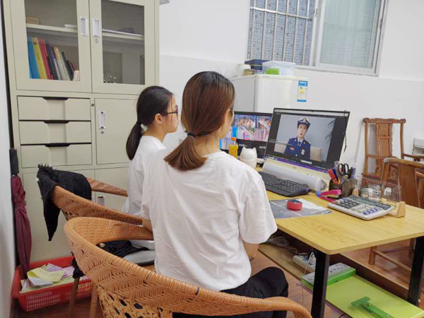5观看消防教育视频.jpg