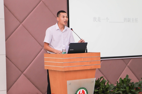 图四：初三年级副主任曹小亮作主题发言.jpg