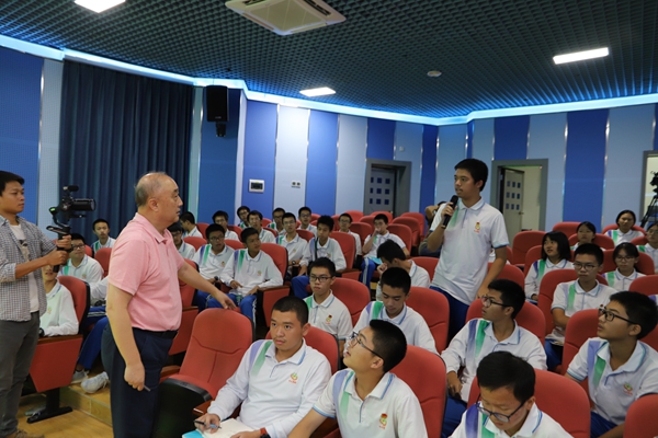 刘大禾教授与同学们互动.jpg