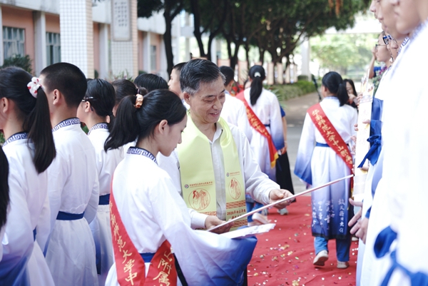 刘诗雄校长赠笔.jpg