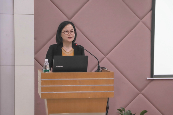 图六：初二年级副主任刘醒榕作主题发言.jpg