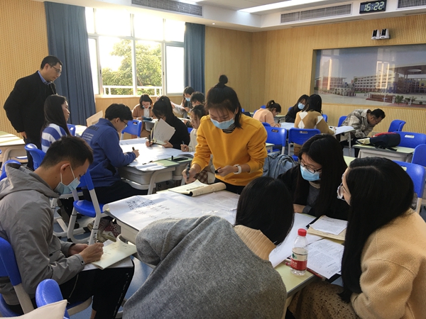 分组研讨.jpg