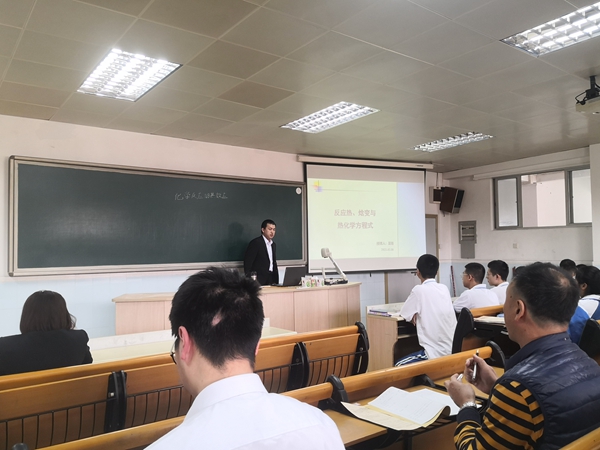 夏雨老师执教初三化学竞赛队.jpg