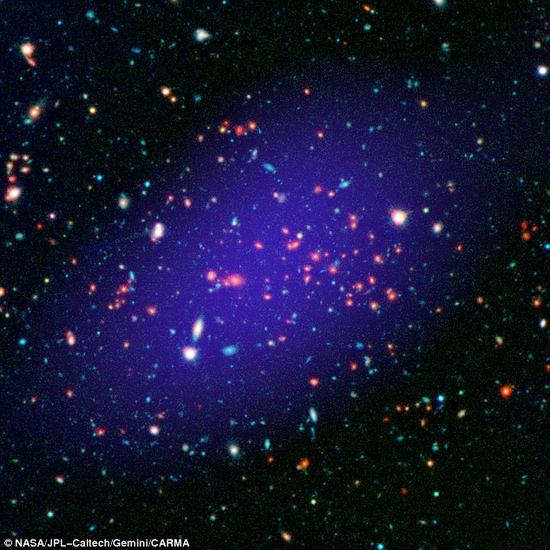 我们现在所看到的这一星系团实际上是它在85亿年前的模样。该图中心的红色斑点便是星系团中央的星系。