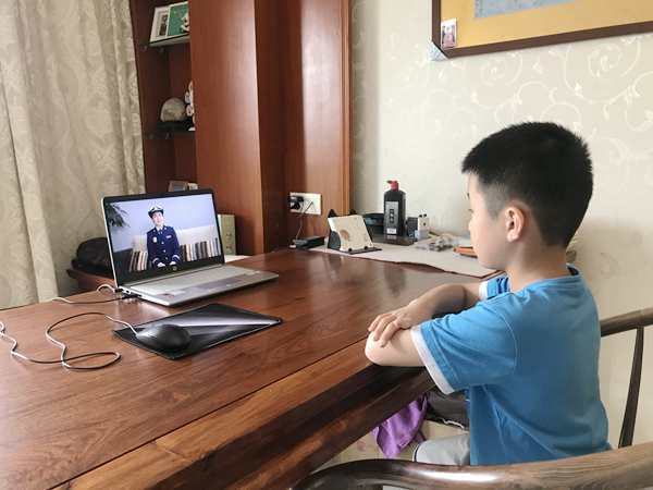 2观看消防教育视频.jpg