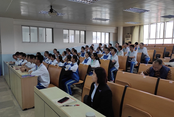 听课学生.jpg