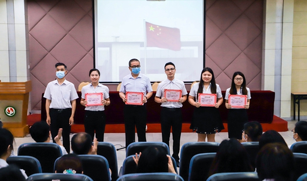 图一：刘诗雄总校长为授课教师颁奖.jpg