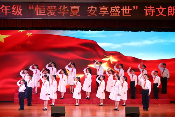 初一3、4班合作演出《我骄傲，我是中国人》.JPG