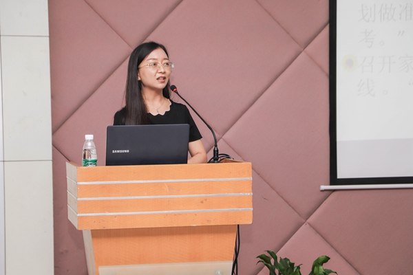 图二：高二年级副主任褚万新作主题发言.jpg