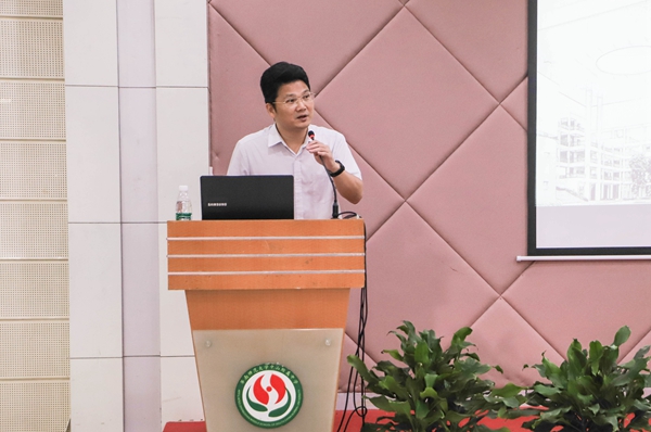 图九：校长助理连进城作总结发言.jpg