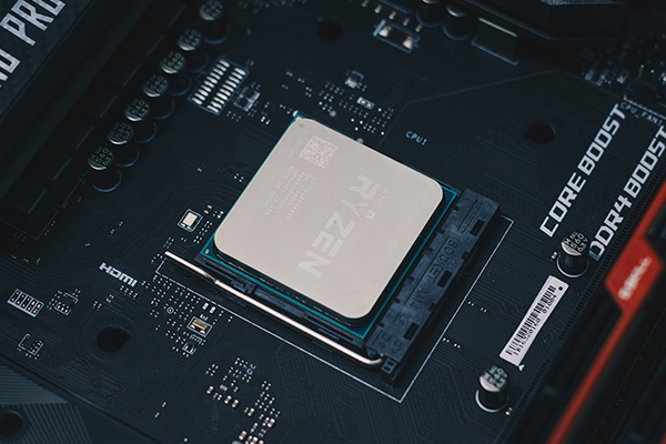 集成电路变得无处不在，计算机、手机和其他数字电器成为社会结构不可缺少的一部分