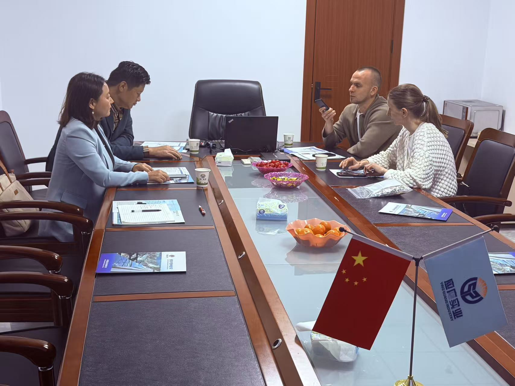 warmly welcome our Russian customers to visit our company!