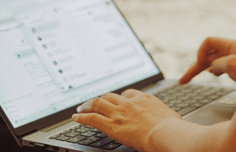 Qingque Toudai is a dark gray material for the eyebrow, which was introduced from the Western Regions during the Northern and Southern Dynasties