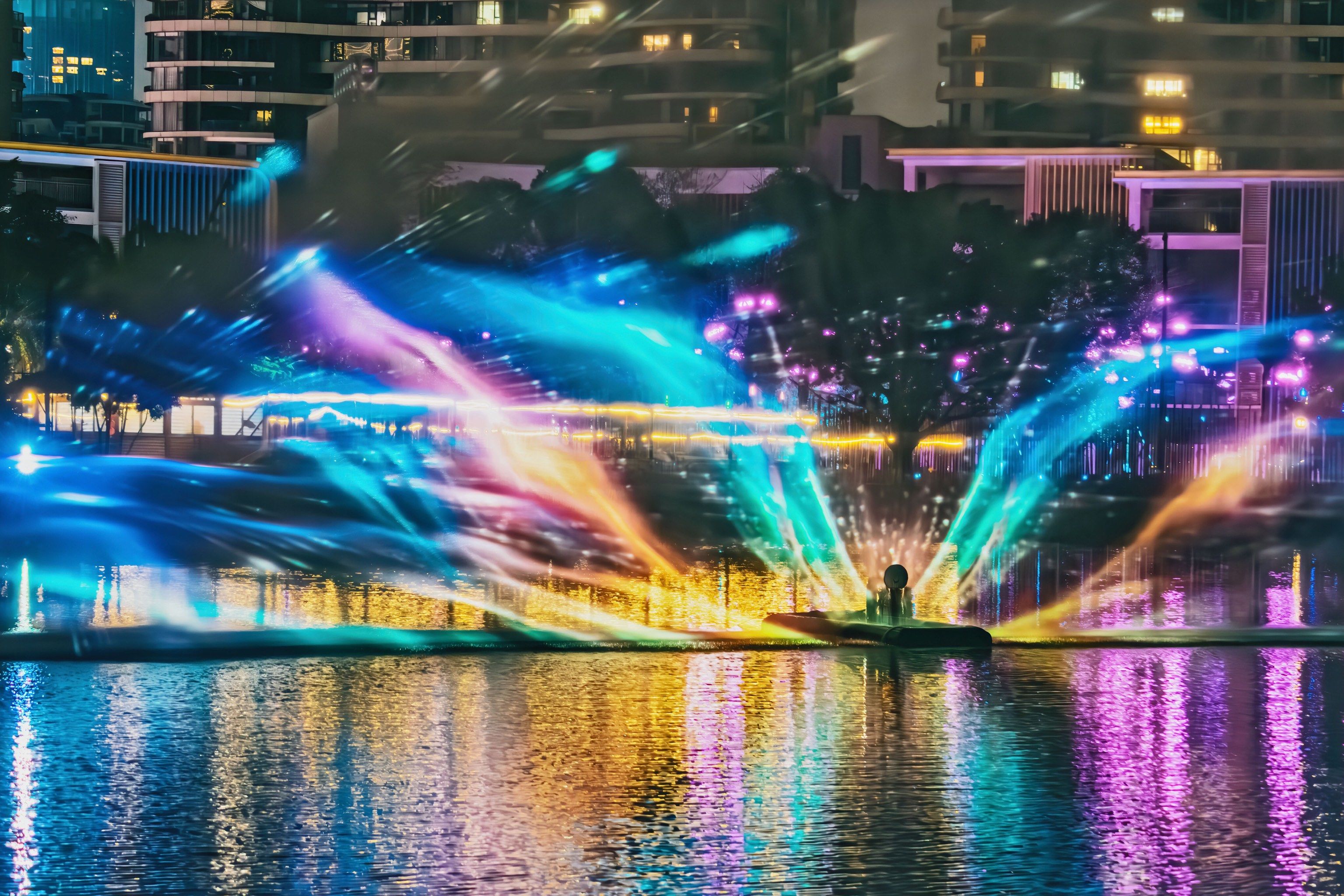 基于“向水面要空间，向夜晚要时间”的光影水舞秀解决方案