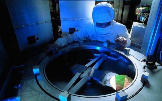 国产光刻机公开后，ASML慌了，请求美国放开限制，自由贸易