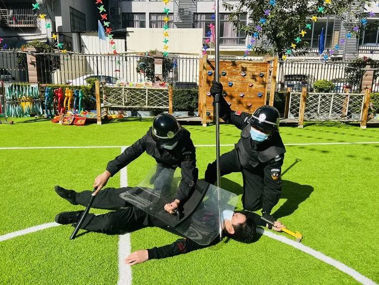 【福城恒星】“警园联动、反恐防暴”——恒星幼儿园反恐安全演练